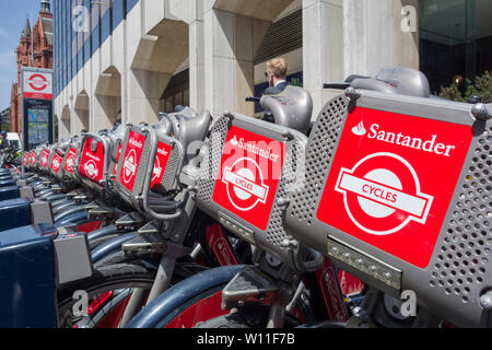 Eine Reihe von Santander Boris Fahrräder in High Holborn, London, UK geparkt Stockfoto