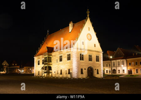 Gotisch-Renaissance Rathaus in der Nacht auf dem Hauptplatz von Bardejov. Ostslowakei, Europa Stockfoto