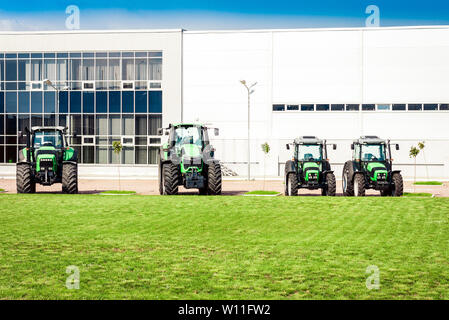 Region Kiew, Ukraine - Mai 12, 2019: Traktoren sind neben dem Handel Pavillon zum Verkauf. Stockfoto