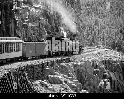 Durango & Silverton Railroad Bahn macht den Weg zu Silverton Stockfoto