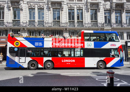 Ein Original Tour Doppeldeckerbus mit offenem Oberdeck auf der Fleet Street, London, England, Großbritannien Stockfoto