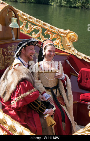Hampton Court, London, UK. 29. Juni 2019. Das Tudor Ziehen ist eine jährliche rudern Ereignis zwischen den Hampton Court Palace und dem Tower von London. Es beinhaltet den Transport der "Stele" (ein Stück alte Holzpfeife) Auf der Königin Gloriana Rowbarge, die mit einer Flotte von kleinen Booten begleitet wird. Henry 8. und seine Frau nehmen an der Zeremonie. Credit: Julia Gavin/Alamy Live News Credit: Julia Gavin/Alamy leben Nachrichten Stockfoto