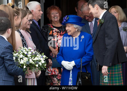 Königin Elisabeth II., von Ken Macintosh (rechts), Präsident des Schottischen Parlaments begleitet, trifft der junge Schotte am schottischen Parlament in Edinburgh während eines Festakts zum 20-jährigen Jubiläum der Dekonzentration. Stockfoto