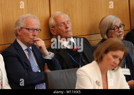 Ehemalige schottische Labour Party Politiker Henry McLeish (links) und ehemalige Vorsitzende während Sir George Reid (Mitte) im Rahmen einer Feierstunde anlässlich des 20. Jahrestages der Rechtsnachfolge im Holyrood Kammer am schottischen Parlament in Edinburgh. Stockfoto