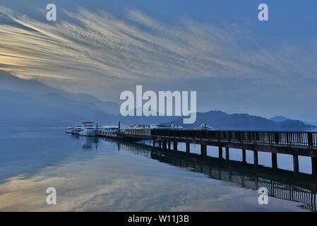 (190629) - Peking, 29. Juni 2019 (Xinhua) - Foto auf Jan. 8, 2017 zeigt die Morgen Landschaft der Sun Moon Lake in Nantou County im Südosten Chinas Taiwan. Taiwan ist eine Insel vor der Südostküste des chinesischen Festlandes. Es gibt reichlich ökologischen Ressourcen und zahlreiche malerische Orte, einschließlich der Ali Berg, einem berühmten Mountain Resort und Naturschutzgebiet, der Sun Moon Lake, dem größten Süßwassersee auf der Insel, Kenting, auf drei Seiten von Wasser umgeben am südlichsten Ende von Taiwan, die yehilu Geopark, berühmt für seine See- erosion Landschaft an der Nordküste von Taiwa Stockfoto