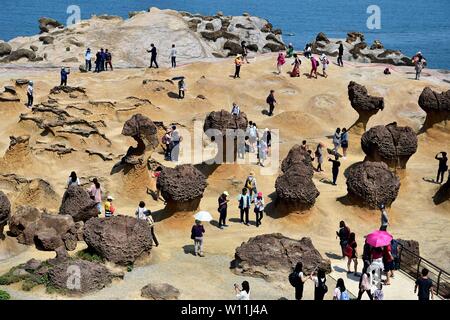 (190629) - Peking, 29. Juni 2019 (Xinhua) - Touristen besuchen die yehilu Geopark in neuen Taipei City, Südosten Chinas Taiwan, April 5, 2017. Taiwan ist eine Insel vor der Südostküste des chinesischen Festlandes. Es gibt reichlich ökologischen Ressourcen und zahlreiche malerische Orte, einschließlich der Ali Berg, einem berühmten Mountain Resort und Naturschutzgebiet, der Sun Moon Lake, dem größten Süßwassersee auf der Insel, Kenting, auf drei Seiten von Wasser umgeben am südlichsten Ende von Taiwan, die yehilu Geopark, berühmt für seine See- erosion Landschaft an der Nordküste von Taiwan, Lanyu Island, Stockfoto