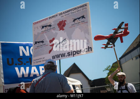 Ramstein Miesenbach, Deutschland. 29 Juni, 2019. Ein Mann protestiert gegen den Einsatz von Drohnen. Die Friedensbewegung demonstriert gegen die US-Air Base Ramstein, das als Drehscheibe für die militärischen Operationen der Amerikaner. Credit: Oliver Dietze/dpa/Alamy leben Nachrichten Stockfoto