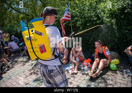 Ramstein Miesenbach, Deutschland. 29 Juni, 2019. Eine Frau sprays Demonstranten nass mit Ihrem "wasserwerfer der Friedensbewegung". Die Friedensbewegung demonstriert gegen die US-Air Base Ramstein, das als Drehscheibe für die militärischen Operationen der Amerikaner. Credit: Oliver Dietze/dpa/Alamy leben Nachrichten Stockfoto