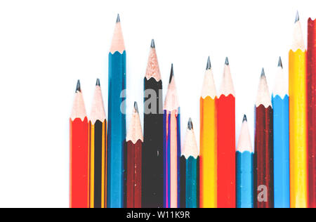 Buntstifte auf weißer Tisch, zurück in die Schule Bildung Konzept Hintergrund Stockfoto