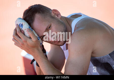 Ratingen, Deutschland. 29 Juni, 2019. Zehnkämpfer Kai Kazmirek kühlt seine Stirn mit einem eisbeutel zwischen zwei Versuche von Geschossen - das Rund-um-Konferenz. Quelle: Bernd Thissen/dpa/Alamy leben Nachrichten Stockfoto