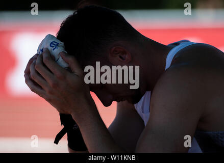 Ratingen, Deutschland. 29 Juni, 2019. Zehnkämpfer Kai Kazmirek kühlt seine Stirn mit einem eisbeutel zwischen den Versuchen von Geschossen - in den Rund-um-Konferenz. Quelle: Bernd Thissen/dpa/Alamy leben Nachrichten Stockfoto