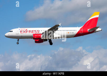 FRANKFURT/Deutschland - 12. AUGUST 2014: Iberia Express Airbus A320 EC-lvq Passagierflugzeug landen am Flughafen Frankfurt Stockfoto