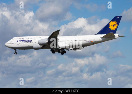 FRANKFURT/Deutschland - 12. AUGUST 2014: Lufthansa Boeing 747-8D-ABYN Passagierflugzeug landen am Flughafen Frankfurt Stockfoto