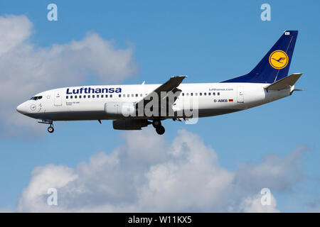 FRANKFURT/Deutschland - 12. AUGUST 2014: Lufthansa Boeing 737-300 D-ABEB Passagierflugzeug landen am Flughafen Frankfurt Stockfoto