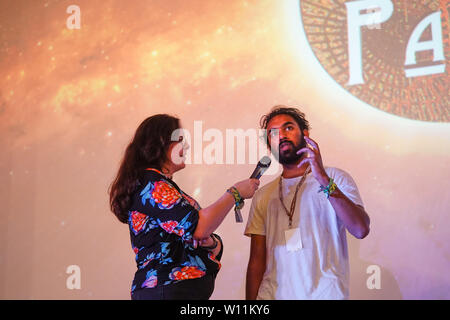 Glastonbury, Großbritannien. Samstag, 29 Juni, 2019. Udo Patel, wer spielt Jack Malik in Gestern, und Helen O'Hara von Empire Magazin vor ein Screening der Film in Pilton Palais Kino am Tag 4 (Samstag) Der 2019 Glastonbury Festival würdig Bauernhof in Somerset. Foto: Roger Garfield/Alamy leben Nachrichten Stockfoto