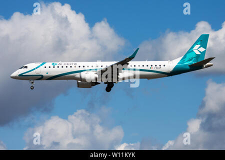 FRANKFURT/Deutschland - 12. AUGUST 2014: Air Dolomiti Embraer 195 I-adjp Passagierflugzeug landen am Flughafen Frankfurt Stockfoto