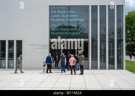 Munich, Bayern, Deutschland - 18. Mai 2019. Touristen in die N-S Dokumentationszentrum für die Geschichte des Nationalsozialismus. Stockfoto