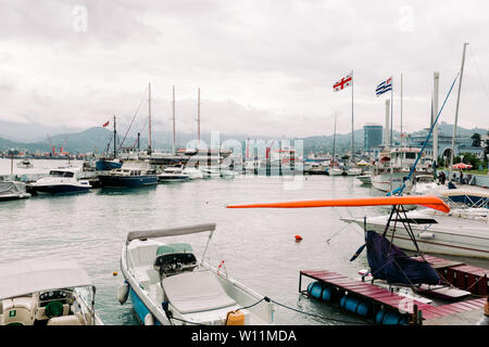 BATUMI, Georgien - 10. September 2018: vertäut im Hafen Sportboote in der Tageszeit in Batumi, Georgien Stockfoto