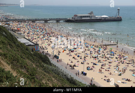 Die Menschen genießen den Sonnenschein und warmes Wetter in Bournemouth in Dorset. Stockfoto