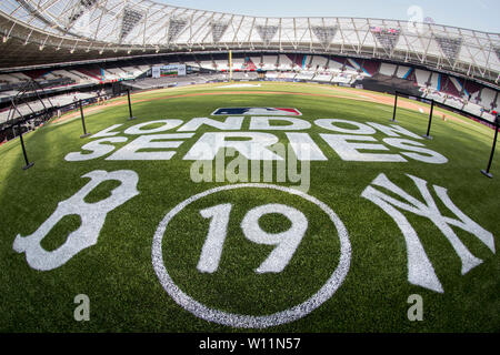 Das Stadion in London, London, Großbritannien. 29 Juni, 2019. 5215/5220 &Amp; MLB vorhanden London Serie Baseball, Boston Red Sox vs. New York Yankees; allgemeine Ansicht der London Serie 2019 Logo auf dem Spielfeld im Stadion Kreditkarte gedruckt: Aktion plus Sport/Alamy leben Nachrichten Stockfoto