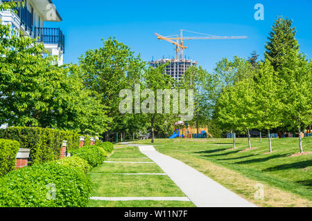 Beton Gehweg in Park Zone entlang der Wohngebäude. Umweltfreundliche Stadtbild Stockfoto