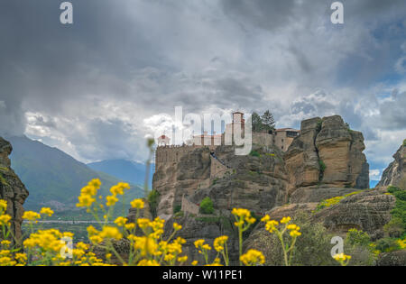 Erstaunlich auf einem Felsen das Kloster Varlaam, Meteora, Griechenland Stockfoto