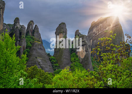 Panoramablick auf die beeindruckenden Felsformationen und Landschaft von Meteora bei Dämmerung, Trikala, Griechenland Stockfoto