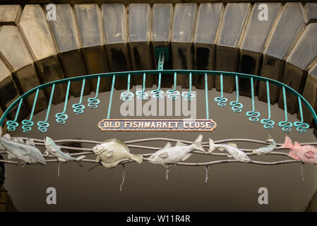 Dekorative Zeichen markiert den Eingang zum alten Fischmarkt in der Nähe, die Royal Mile, Edinburgh Stockfoto