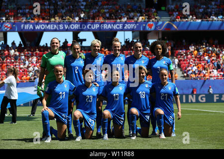 Paris, Frankreich. 29 Juni, 2019. Spieler der Italien posieren für Gruppenfoto vor dem viertelfinale zwischen Italien und die Niederlande bei der 2019 FIFA Frauenfussball Weltmeisterschaft in Valenciennes, Frankreich, 29. Juni 2019. Credit: Zheng Huansong/Xinhua/Alamy leben Nachrichten Stockfoto