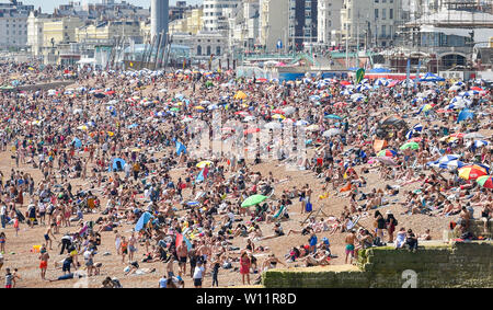 Brighton, UK, 29. Juni 2019 - Brighton Beach ist wie Großbritannien swelters in der hitzeperiode Sonnenschein mit einigen Gebieten im Südosten Prognose verpackt über 30 Grad zu erreichen. Foto: Simon Dack/Alamy leben Nachrichten Stockfoto