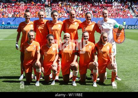 Paris, Frankreich. 29 Juni, 2019. Spieler der Niederlande stellen für Gruppenfoto vor dem viertelfinale zwischen Italien und die Niederlande bei der 2019 FIFA Frauenfussball Weltmeisterschaft in Valenciennes, Frankreich, 29. Juni 2019. (Xinhua / Shan Yuqi) Credit: Shan Yuqi/Xinhua/Alamy leben Nachrichten Stockfoto