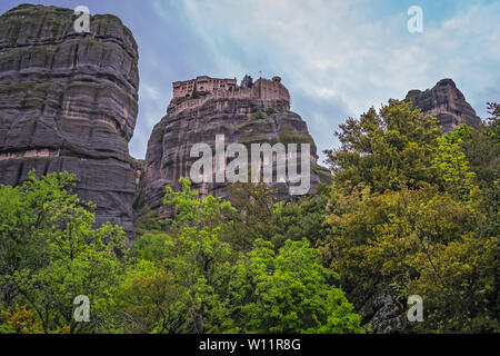 Blick auf die erstaunlich entfernt Kloster der Heiligen Dreifaltigkeit, Meteora Tal, Griechenland Stockfoto