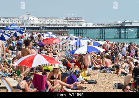 Brighton, UK, 29. Juni 2019 - Brighton Beach ist wie Großbritannien swelters in der hitzeperiode Sonnenschein mit einigen Gebieten im Südosten Prognose verpackt über 30 Grad zu erreichen. Foto: Simon Dack/Alamy leben Nachrichten Stockfoto