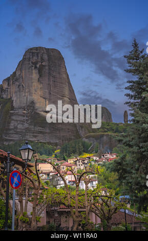 Blick auf die beeindruckenden Felsformationen und Landschaft als in der kleinen Siedlung in Kastraki Meteora in der Abenddämmerung gesehen, Trikala, Griechenland Stockfoto