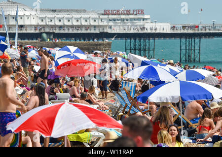 Brighton, UK, 29. Juni 2019 - Brighton Beach ist wie Großbritannien swelters in der hitzeperiode Sonnenschein mit einigen Gebieten im Südosten Prognose verpackt über 30 Grad zu erreichen. Foto: Simon Dack/Alamy leben Nachrichten Stockfoto