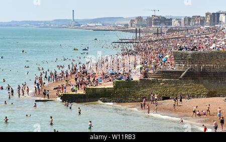 Brighton, UK, 29. Juni 2019 - Brighton Beach ist wie Großbritannien swelters in der hitzeperiode Sonnenschein mit einigen Gebieten im Südosten Prognose verpackt über 30 Grad zu erreichen. Foto: Simon Dack/Alamy leben Nachrichten Stockfoto