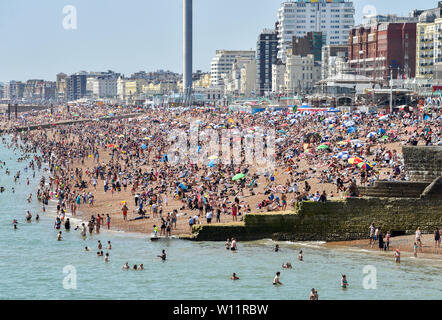 Brighton, UK, 29. Juni 2019 - Brighton Beach ist wie Großbritannien swelters in der hitzeperiode Sonnenschein mit einigen Gebieten im Südosten Prognose verpackt über 30 Grad zu erreichen. Foto: Simon Dack/Alamy leben Nachrichten Stockfoto