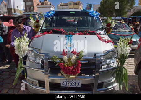 Auto für Segen bereit, ein einzigartiges Ritual an der Basílica de Nuestra Señora in Copacabana, Bolivien Stockfoto