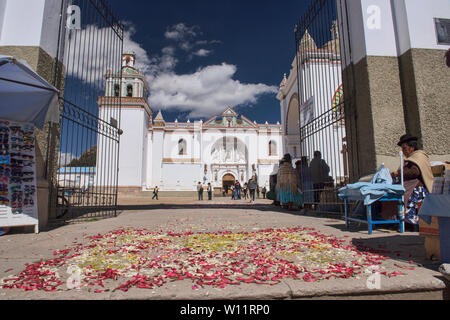 Eingang der Basílica de Nuestra Señora Kirche in Copacabana, Bolivien Stockfoto