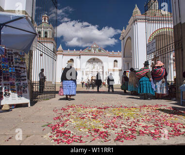 Eingang der Basílica de Nuestra Señora Kirche in Copacabana, Bolivien Stockfoto