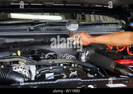 Auto Wartung und Kontrollen beschichtet Motor sauberere Autos. Stockfoto