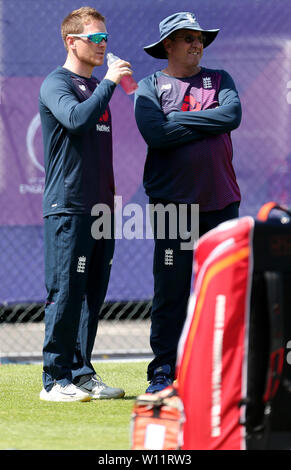 England's Eoin Morgan und England Trainer Trevor Bayliss während der Netze Sitzung in Edgbaston, Birmingham. Stockfoto