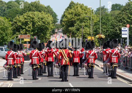 Die Grenadier Guards Parade um Aldershot Town in Hampshire, Großbritannien, in der Feier der Streitkräfte Tag, den 29. Juni 2019. Die Grenadier Guards sind eine der ältesten Regimenter in der Britischen Armee, spezialisiert auf leichte Infanterie, und sind bekannt für ihre roten Tuniken und bärenfellmützen. Stockfoto