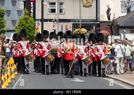 Die Grenadier Guards Parade um Aldershot Town in Hampshire, Großbritannien, in der Feier der Streitkräfte Tag, den 29. Juni 2019. Die Grenadier Guards sind eine der ältesten Regimenter in der Britischen Armee, spezialisiert auf leichte Infanterie, und sind bekannt für ihre roten Tuniken und bärenfellmützen. Stockfoto