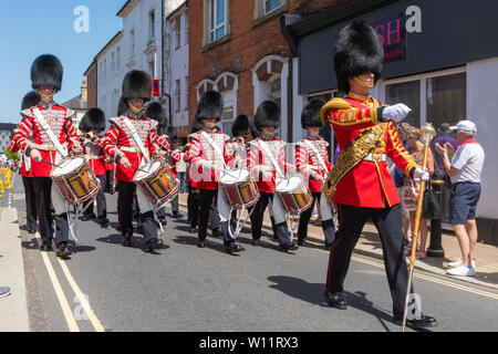 Die Grenadier Guards Parade um Aldershot Town in Hampshire, Großbritannien, in der Feier der Streitkräfte Tag, den 29. Juni 2019. Die Grenadier Guards sind eine der ältesten Regimenter in der Britischen Armee, spezialisiert auf leichte Infanterie, und sind bekannt für ihre roten Tuniken und bärenfellmützen. Stockfoto