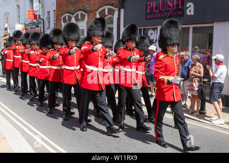 Die Grenadier Guards Parade um Aldershot Town in Hampshire, Großbritannien, in der Feier der Streitkräfte Tag, den 29. Juni 2019. Die Grenadier Guards sind eine der ältesten Regimenter in der Britischen Armee, spezialisiert auf leichte Infanterie, und sind bekannt für ihre roten Tuniken und bärenfellmützen. Stockfoto