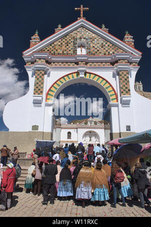 Eingang der Basílica de Nuestra Señora Kirche in Copacabana, Bolivien Stockfoto