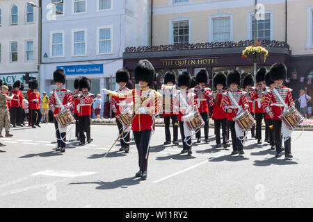 Die Grenadier Guards Parade um Aldershot Town in Hampshire, Großbritannien, in der Feier der Streitkräfte Tag, den 29. Juni 2019. Die Grenadier Guards sind eine der ältesten Regimenter in der Britischen Armee, spezialisiert auf leichte Infanterie, und sind bekannt für ihre roten Tuniken und bärenfellmützen. Stockfoto