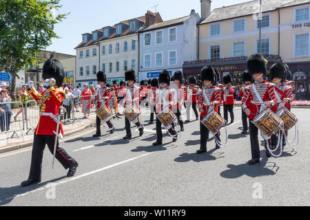 Die Grenadier Guards Parade um Aldershot Town in Hampshire, Großbritannien, in der Feier der Streitkräfte Tag, den 29. Juni 2019. Die Grenadier Guards sind eine der ältesten Regimenter in der Britischen Armee, spezialisiert auf leichte Infanterie, und sind bekannt für ihre roten Tuniken und bärenfellmützen. Stockfoto