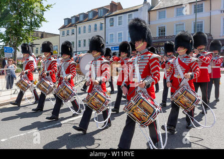 Die Grenadier Guards Parade um Aldershot Town in Hampshire, Großbritannien, in der Feier der Streitkräfte Tag, den 29. Juni 2019. Die Grenadier Guards sind eine der ältesten Regimenter in der Britischen Armee, spezialisiert auf leichte Infanterie, und sind bekannt für ihre roten Tuniken und bärenfellmützen. Stockfoto